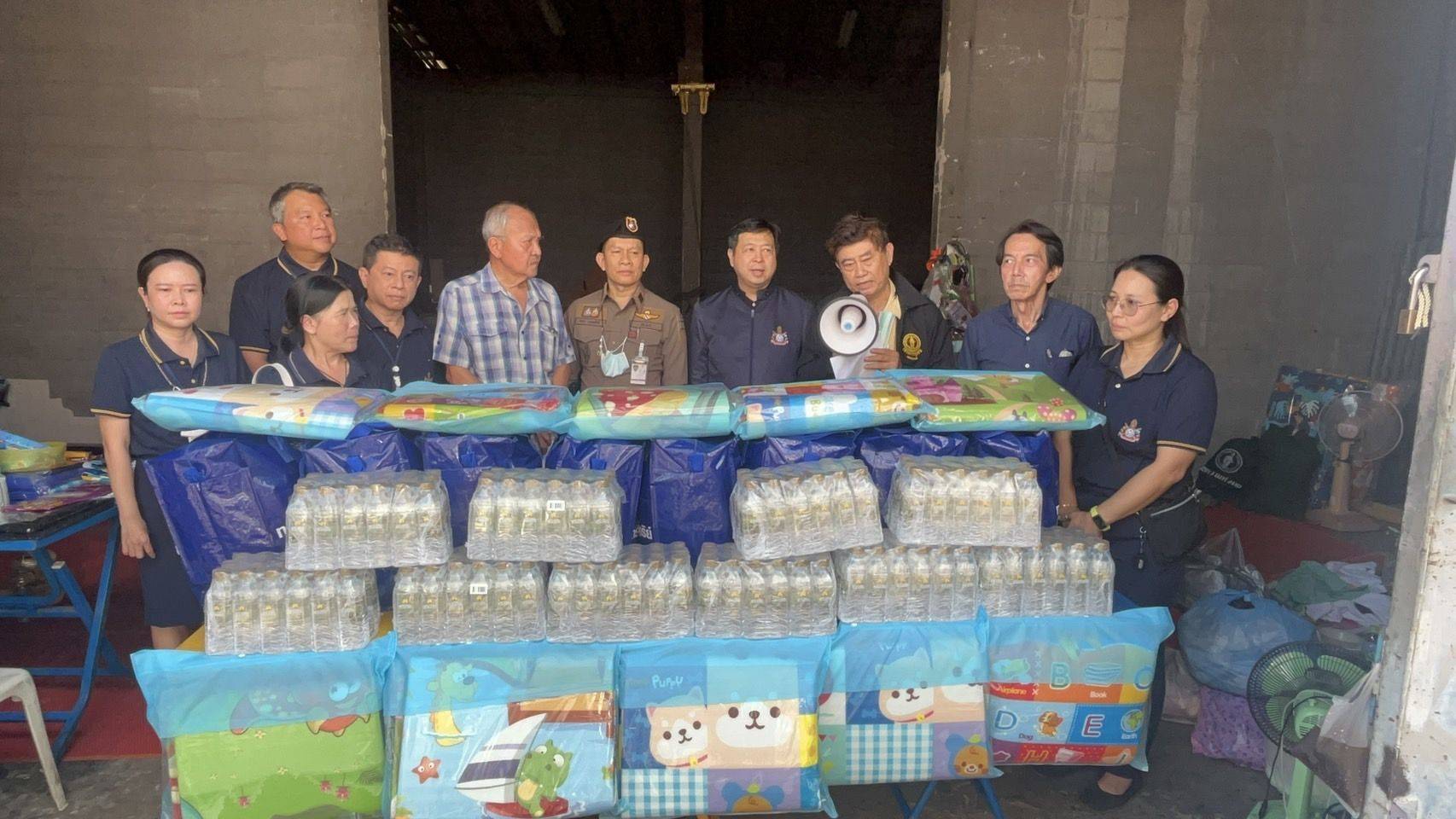 จนท.เร่งนำเงิน-สิ่งของมอบให้ผู้ประสบภัยไฟไหม้บ้าน ซ.แสนสุข14 คลองเตย