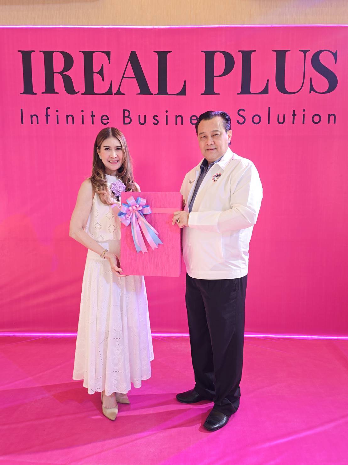 “ไอเรียล พลัส” มอบผลิตภัณฑ์เสริมความงาม เกรดพรีเมี่ยม! ให้กับ “นายก สภท.” เนื่องในโอกาสครบรอบ 60 ปี การประชุมใหญ่สามัญประจำปี 2568