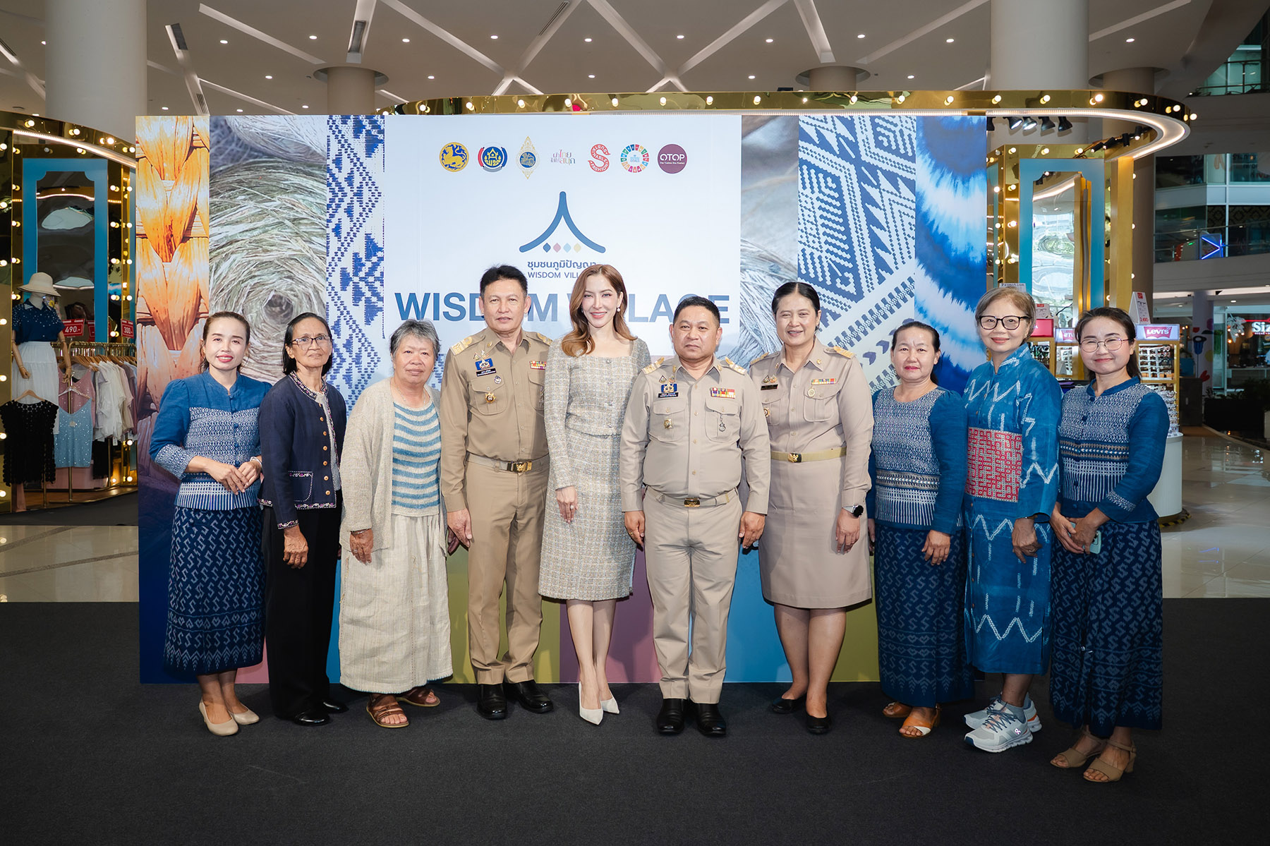     พช.จัดเปิดตัวชุมชนภูมิปัญญา 4 ชุมชน โชว์ผลิตภัณฑ์ใหม่ สร้างรายได้สู่ท้องถิ่น