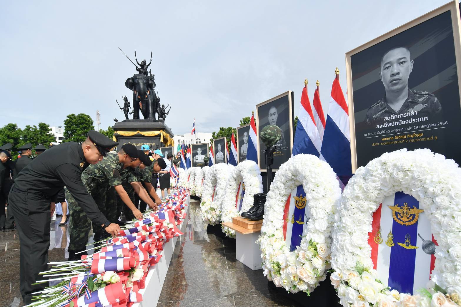 กองบัญชาการกองทัพไทยจัดพิธี “สดุดีวีรชนทหารกล้า 15 นาย อาลัยประชาชนผู้บริสุทธิ์”