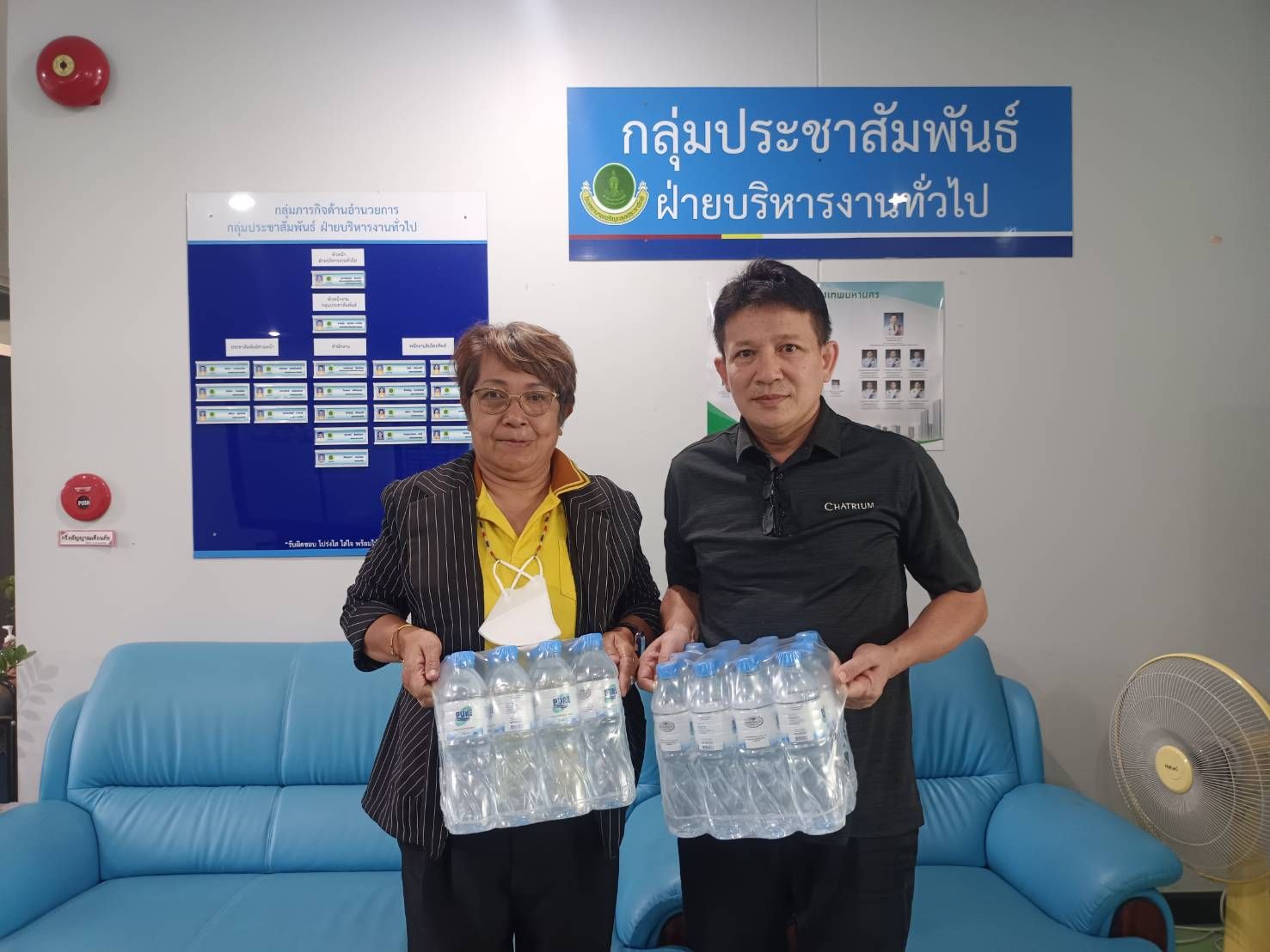 กลุ่มประชาสัมพันธ์ ฝ่ายบริหารงานทั่วไป โรงพยาบาลเจริญกรุงประชารักษ์ รับมอบน้ำดื่ม ในกิจกรรมจิตอาสา “ธารน้ำใจ…ถวายน้ำดื่มให้วัดใกล้โรงพยาบาลฯ”   