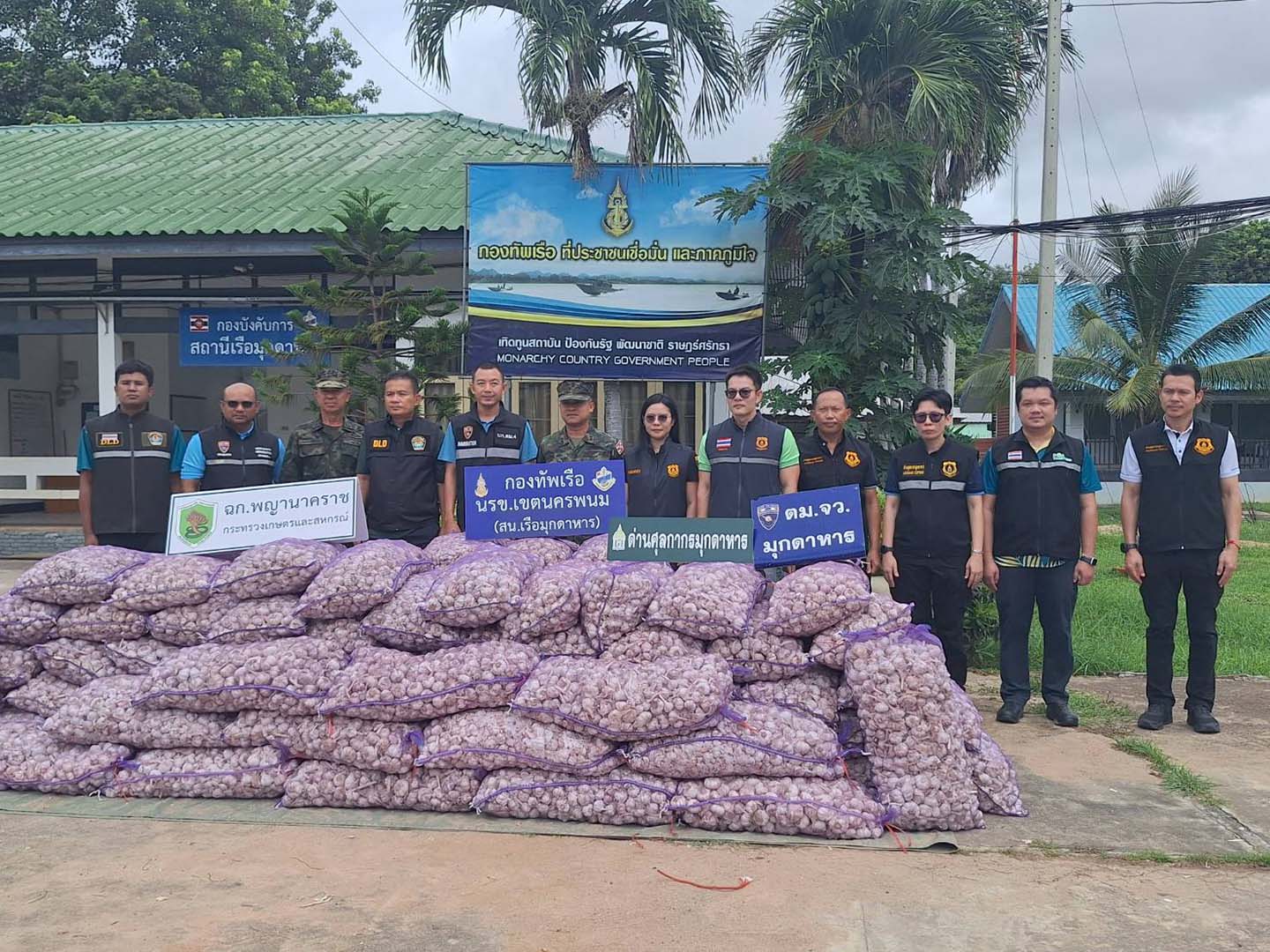 นรข. สนธิกำลังยึดกระเทียม ลักลอบนำเข้าจากประเทศเพื่อนบ้าน