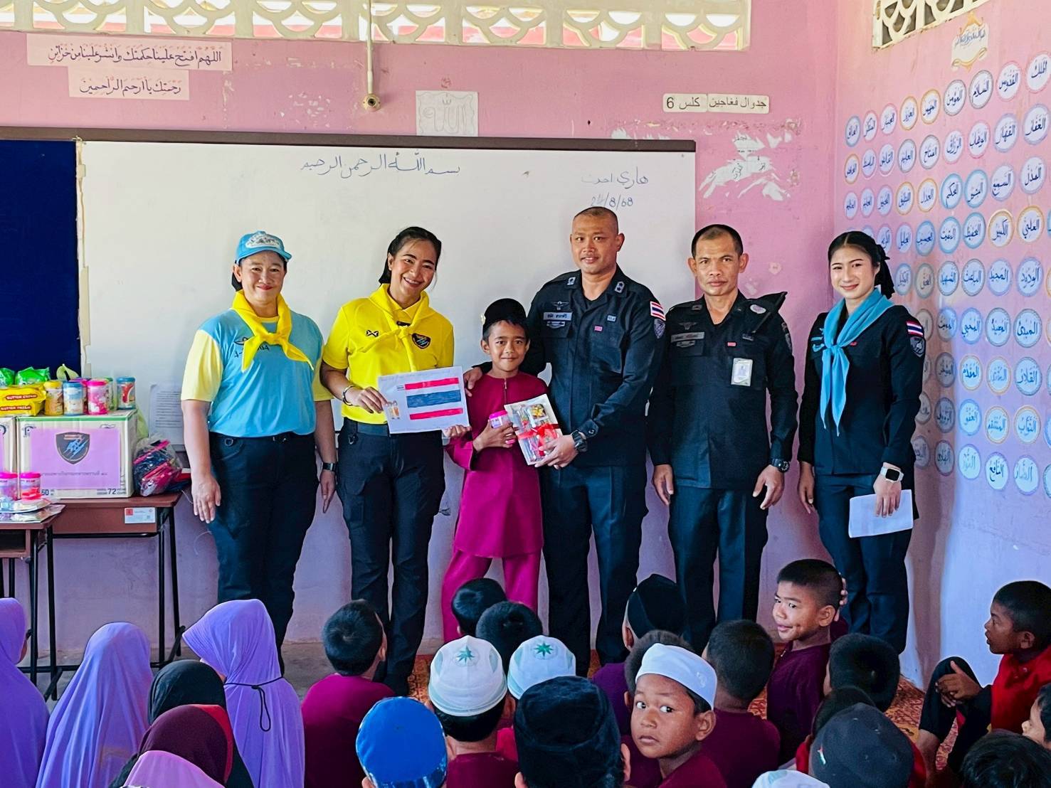 พ.อ.ปัญจพล นำกำลังพลจิตอาสาปลูกฝังรักชาติในโรงเรียนตาดีการาชพัฒนา