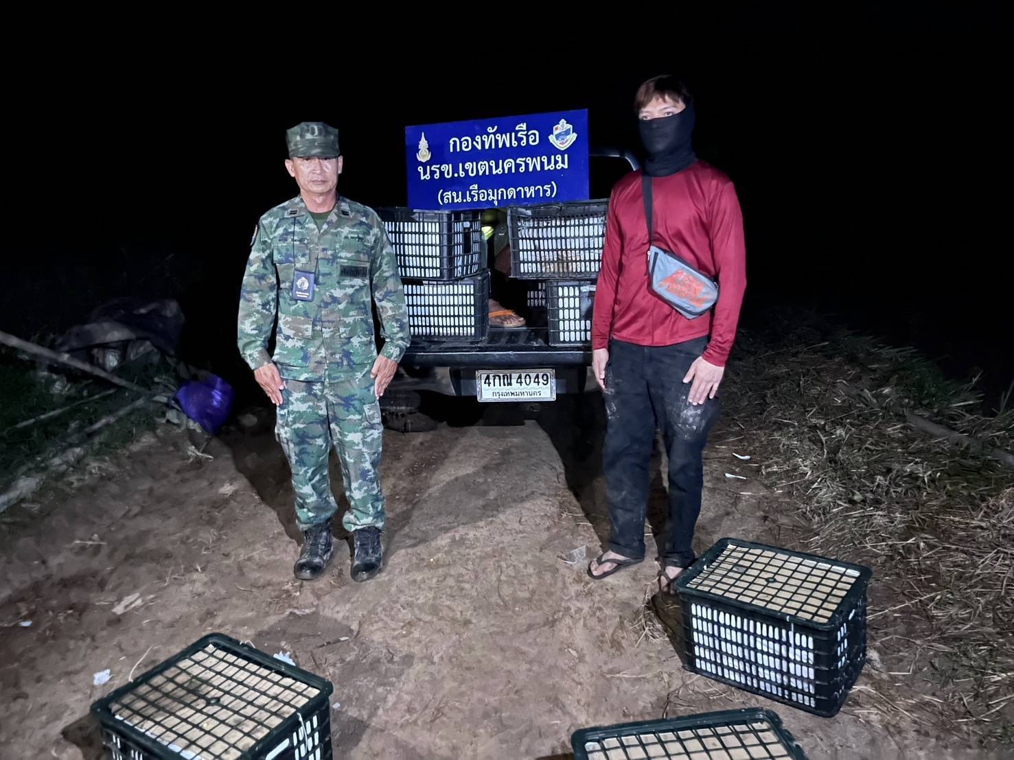 นรข.มุกดาหาร คุมเข้มตรวจยึดมะม่วงกว่า 20 ลัง