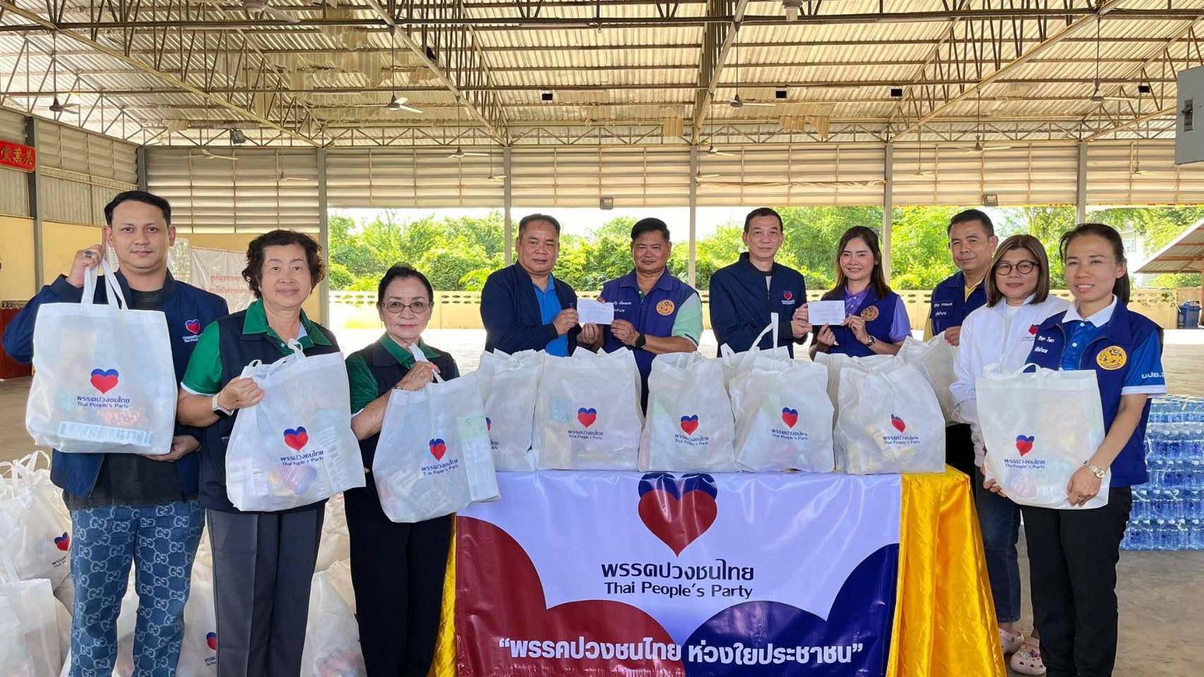 โครงการ ‘ธารน้ำใจครอบครัวปวงชนไทย ห่วงใยประชาชน’ ช่วยเหลือผู้ประสบภัยน้ำท่วมที่หล่มสัก