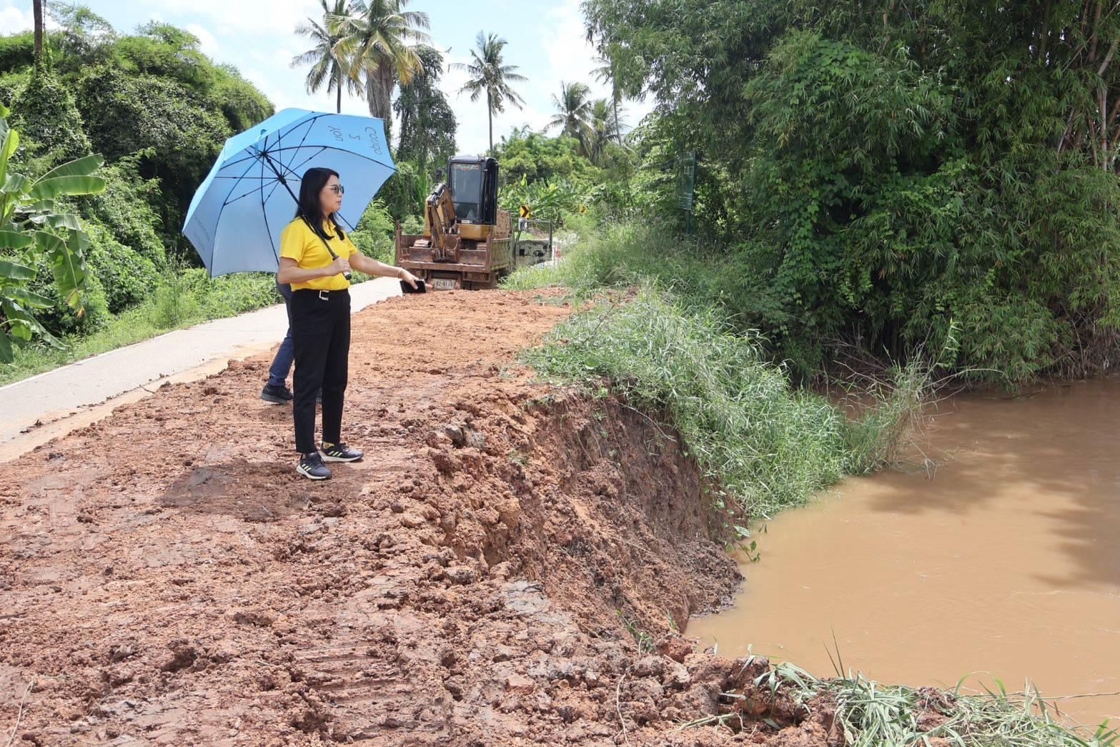  อบต.วังพิกุล เร่งซ่อมแซมพนังดินเพื่อความปลอดภัยและป้องกันน้ำท่วม