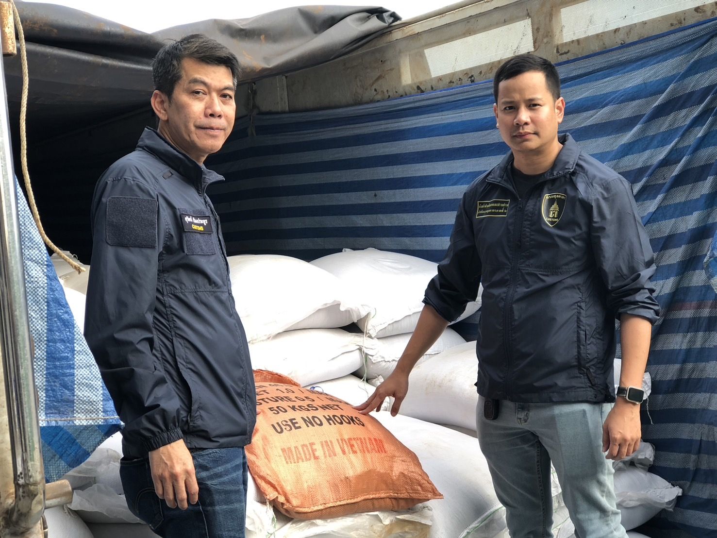 จับอีก ! สำนักงานศุลกากรภาคที่ 2 ตรวจพบรถบรรทุกพวง 18 ล้อ บรรทุกข้าวเหนียวดำ ลักลอบนำเข้าจากลาว โดยไม่ผ่านพิธีการศุลกากร มูลค่าเกือบ 2 ล้านบาท