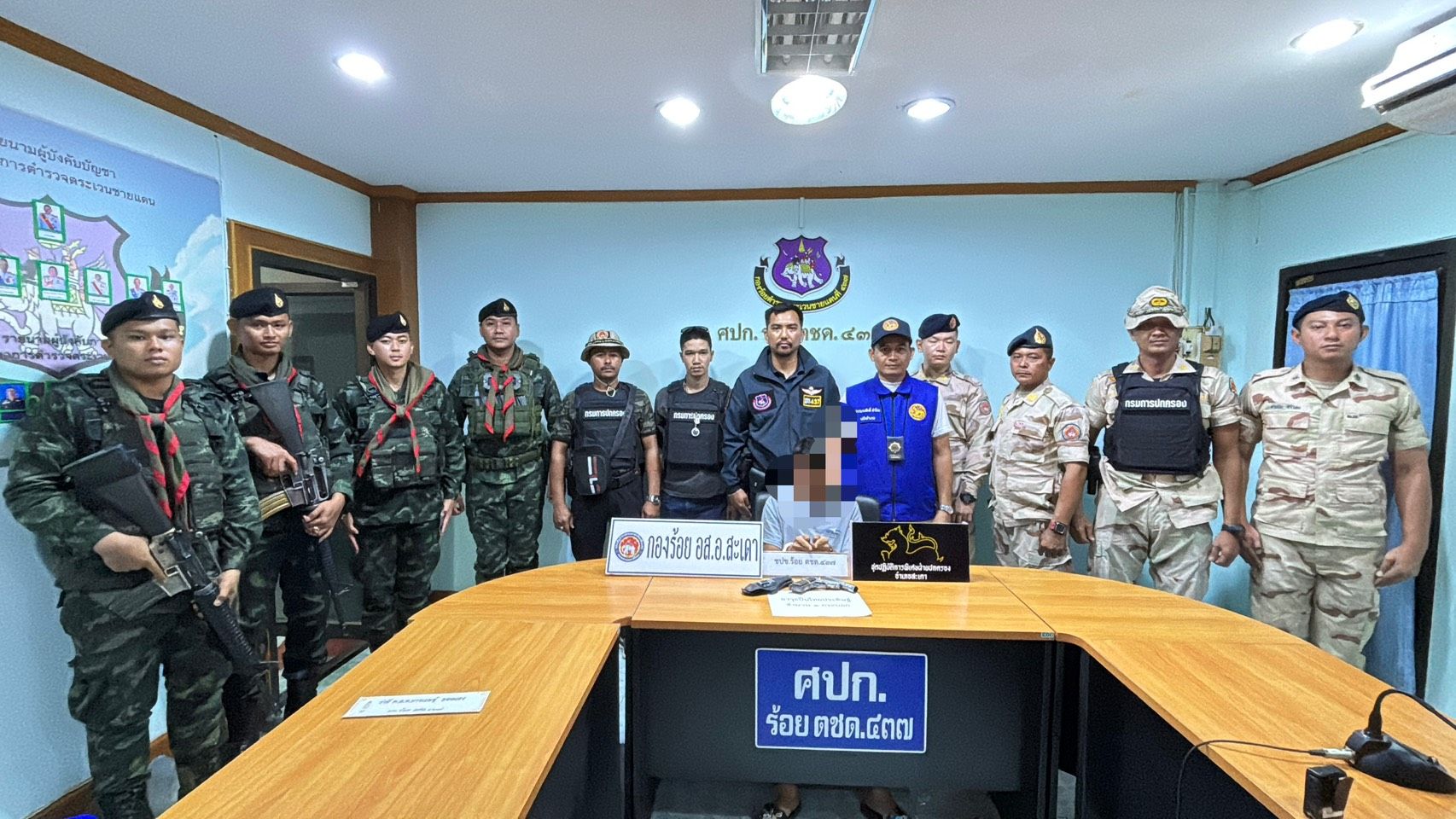 จุดจบโชว์ยิงปืนโพสต์ลงโซเชียบถูกเจ้าหน้าที่ตามจับถึงบ้าน ปฏิเสธหน้าดื้อๆไม่ได้ทำ สุดท้ายหายหลังเมื่อเจ้าหน้าที่เอารูปที่โพสต์มาให้ดู ส่วนพ่อแม่ตกใจไม่รู้ลูกชายเล่นปืนแม่เกือบเป็นลม