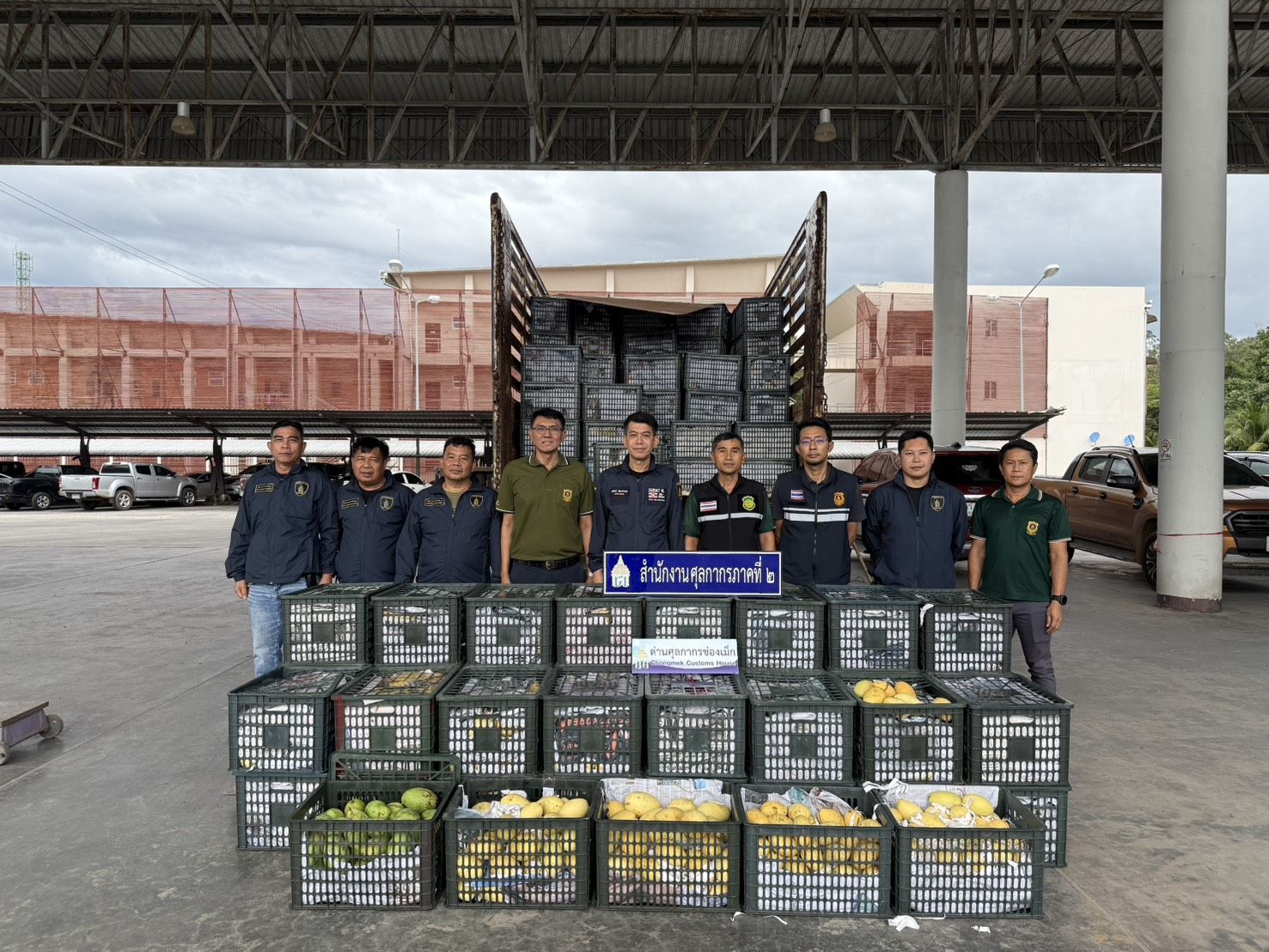 สำนักงานศุลกากรภาคที่ 2 จับรถบรรทุก 10 ล้อ บรรทุกมะม่วงเวียดนาม ลักลอบนำเข้าโดยไม่ผ่านพิธีการศุลกากร มูลค่ากว่า 300,000 บาท
