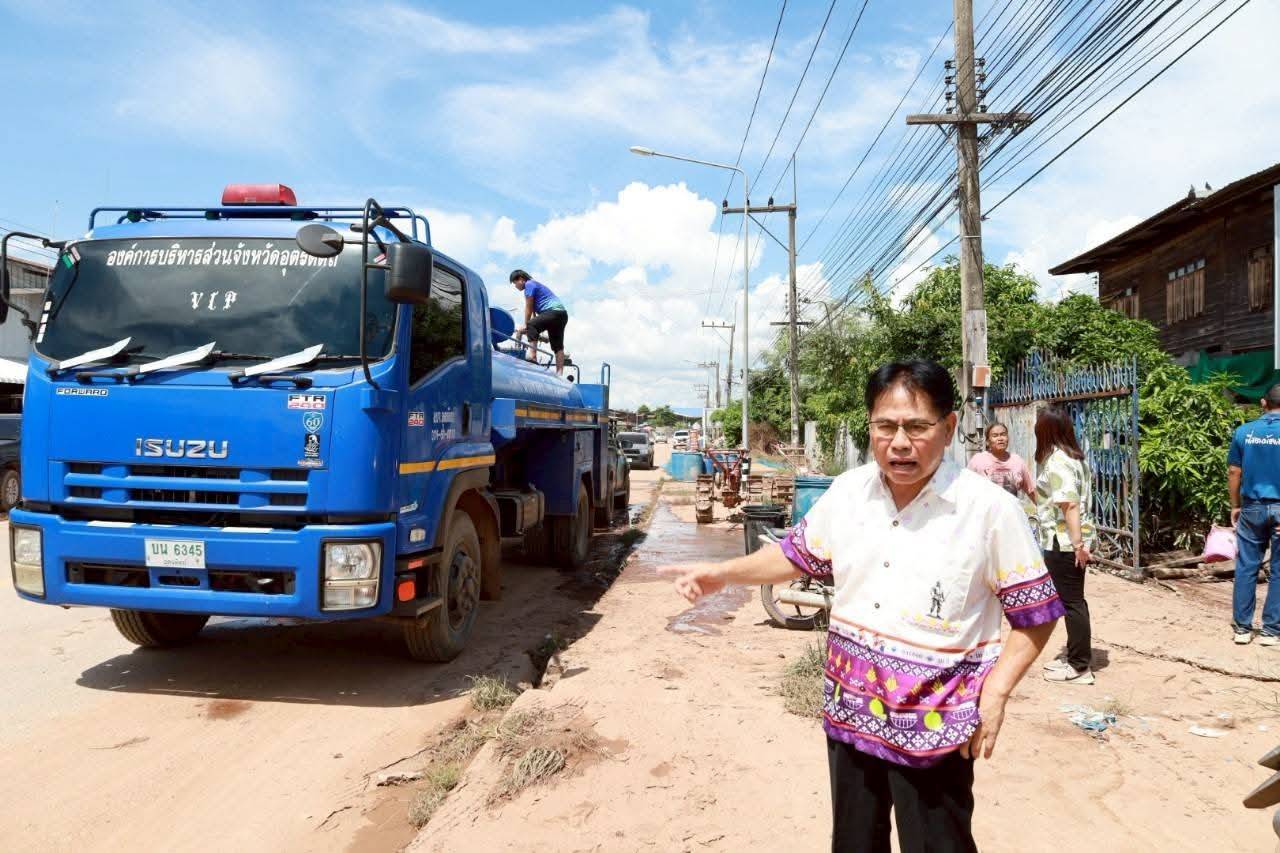 อบจ.อุตรดิตถ์ ห่วงใยประชาชน เร่งส่งน้ำช่วยเหลือผู้ประสบอุทกภัยน้ำท่วมในพื้นที่ อ.ตรอน