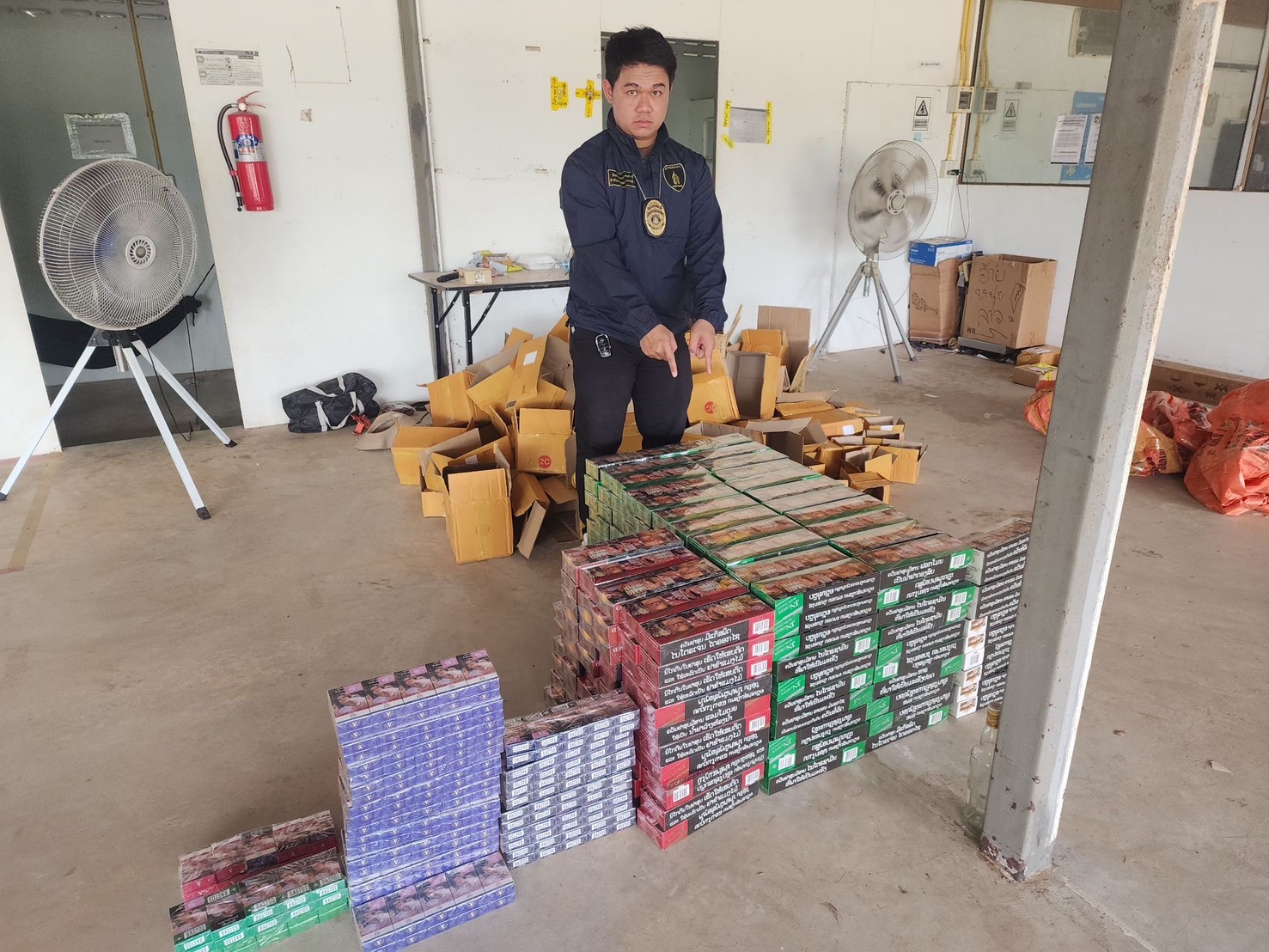 ฝ่ายสืบสวนและปราบปราบศุลกากรภาคที่ 2 ตรวจยึดสินค้าบุหรี่ต่างประเทศ ลักลอบนำเข้าโดยไม่ผ่านพิธีการศุลกากร มูลค่ากว่า 160,000 บาท