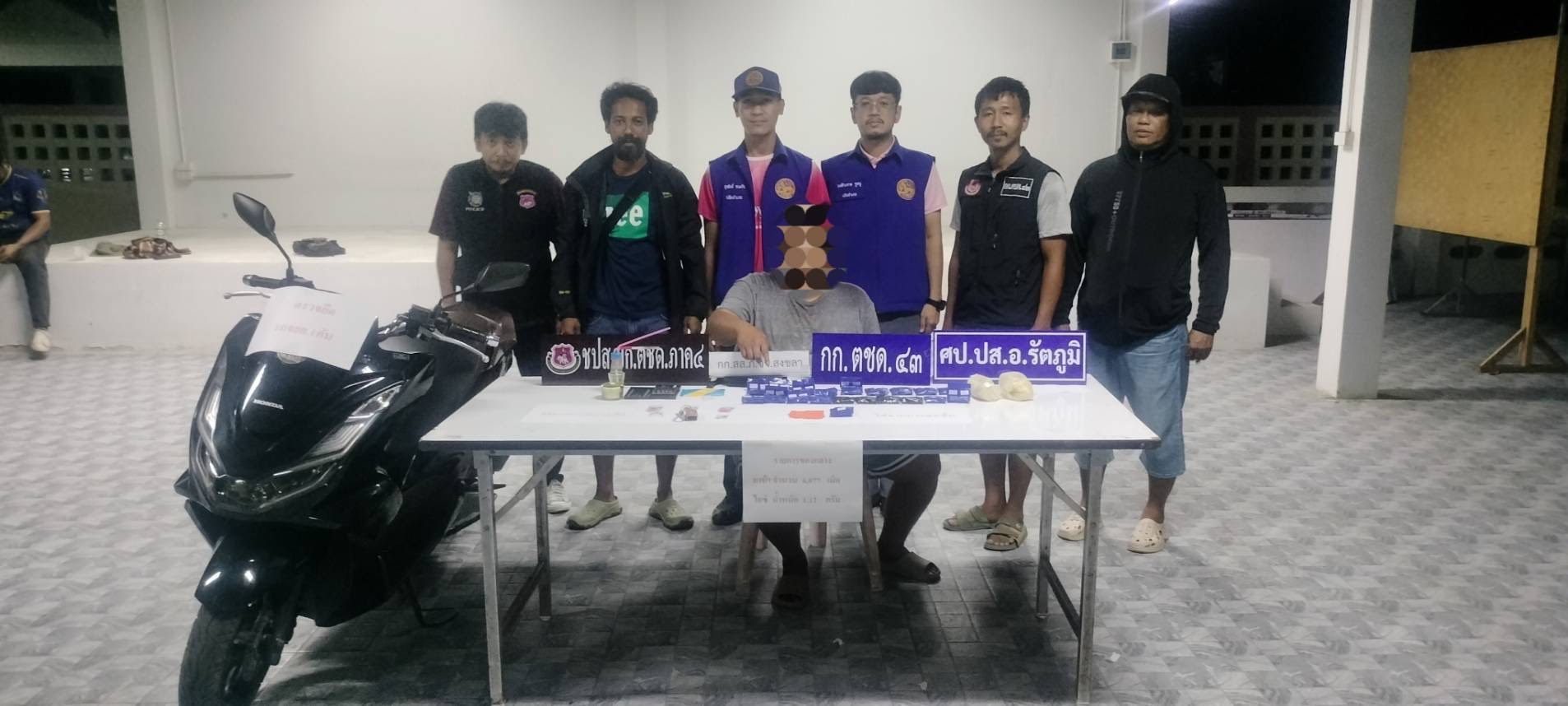 ตชด.43 บูรณาการ บุกจับกุมพ่อค้ายาเสพติด “อ้วน เขาพระ” คาบ้านพัก ยึดยาบ้ากว่า 4 พันเม็ด