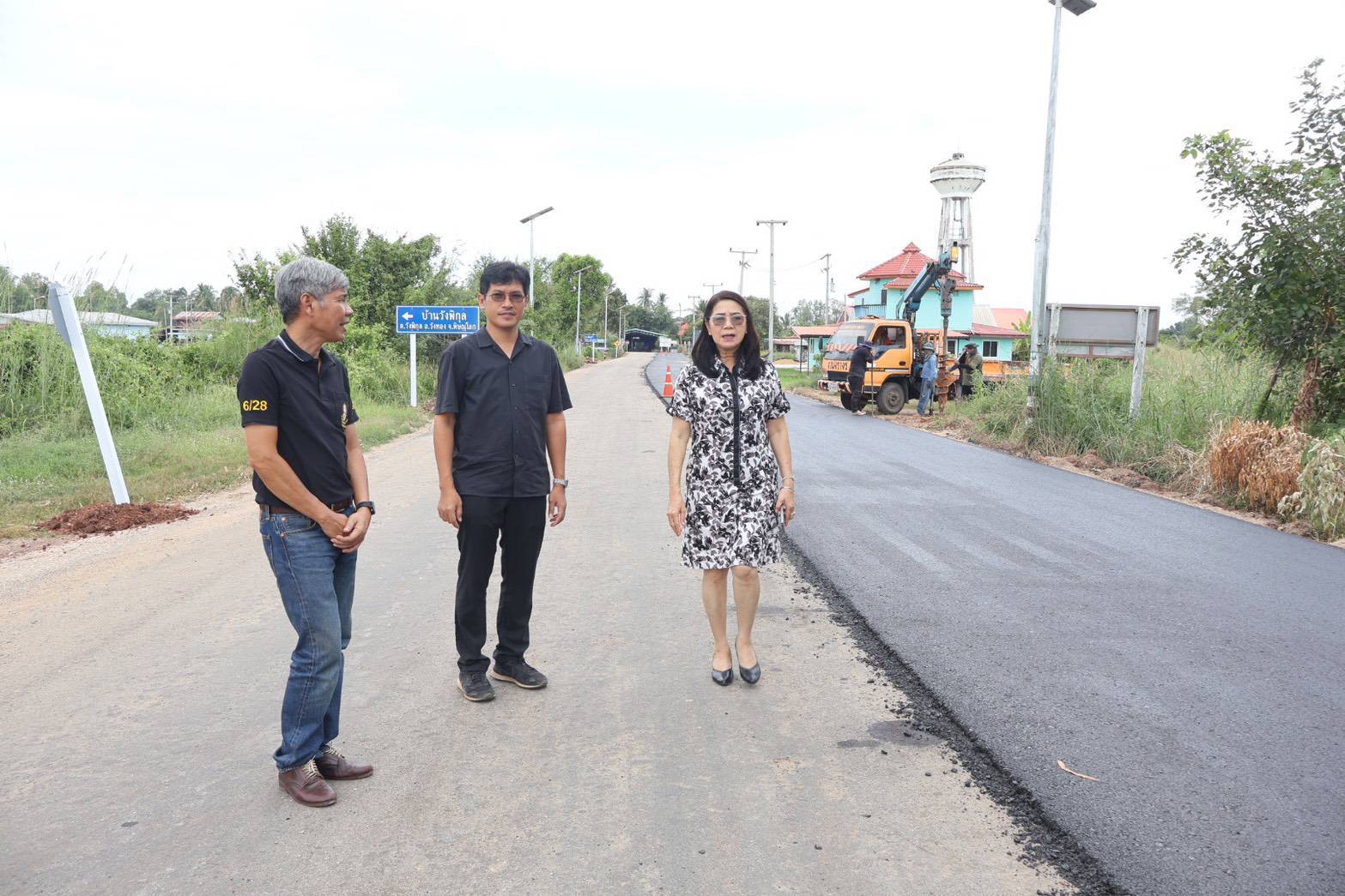 องค์การบริหารส่วนตำบลวังพิกุล ติดตามความคืบหน้าโครงการปรับปรุงถนนผิวจราจรลาดยางแบบแอสฟัลท์ติกคอนกรีต