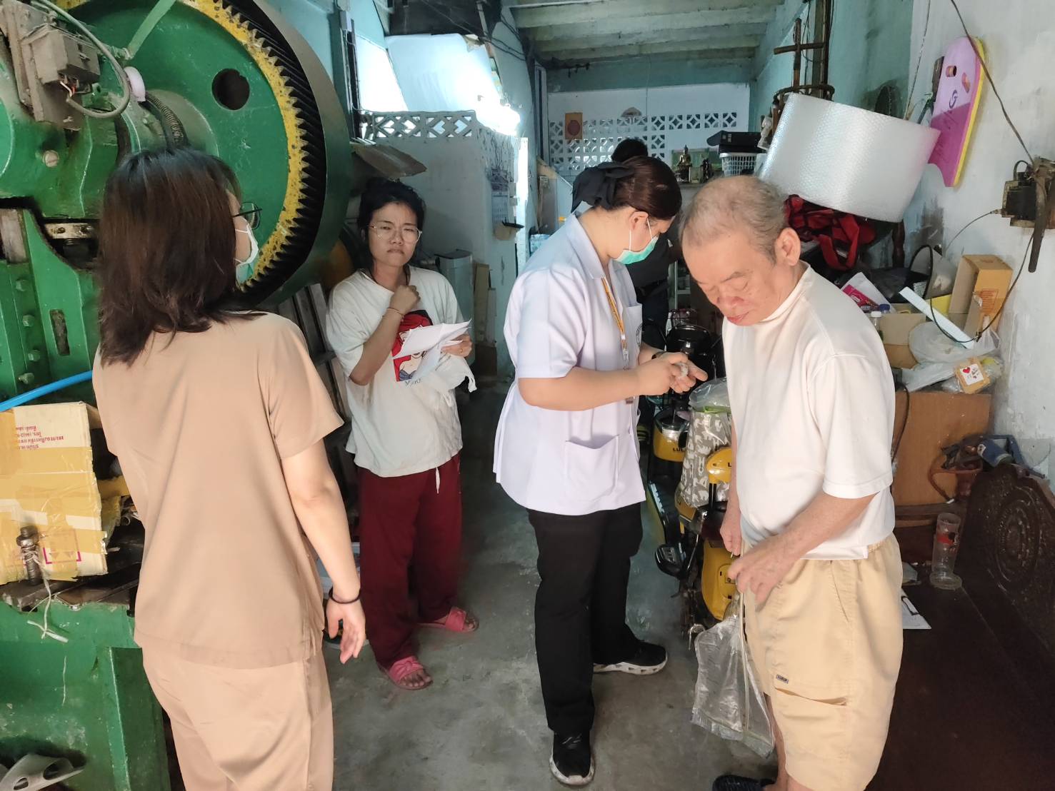 โรงพยาบาลเจริญกรุงประชารักษ์ รุกงานเวชศาสตร์ชุมชน ลงพื้นที่เยี่ยมติดตามอาการผู้ป่วยหลังผ่าตัดนิ่วในถุงน้ำดี ณ พื้นที่เขตบางคอแหลม