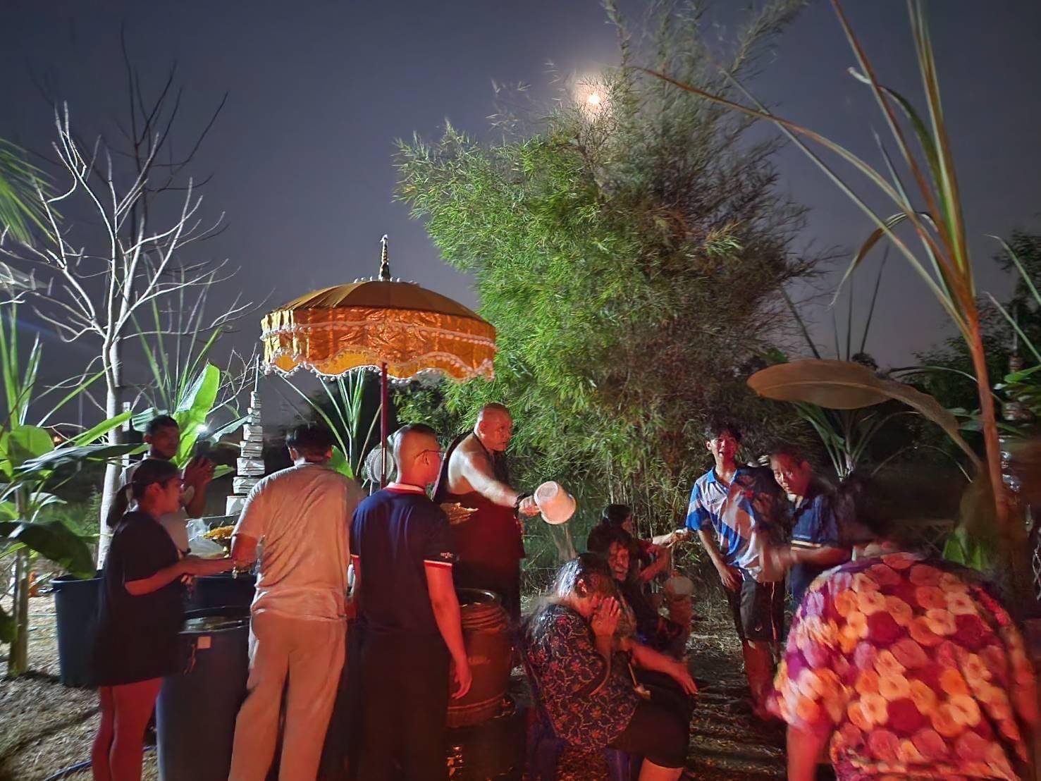 หนึ่งเดียวในสยาม อาบน้ำมนต์”จันทร์เป็ง” วิชาล้านนาโบราณ เสริมมงคลกับชีวิต