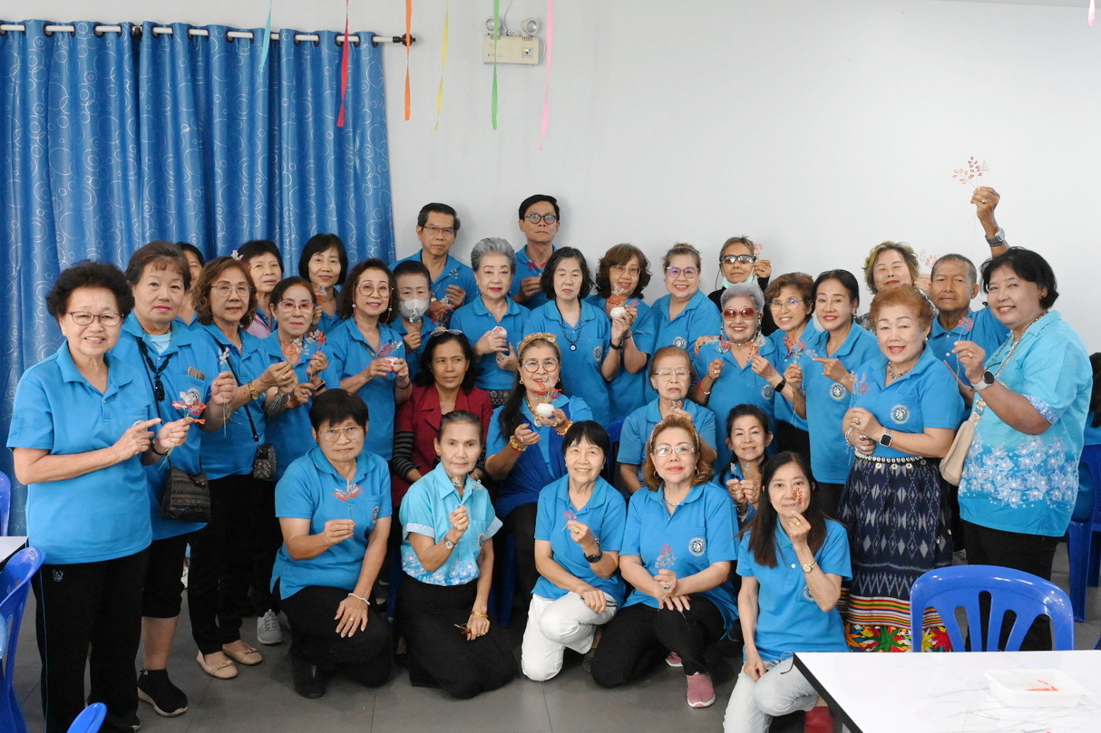 ชมรมผู้สูงอายุ รพ.เจริญกรุงประชารักษ์ จัดเวิร์กชอป “ต้นไม้มงคลคริสตัล” เสริมทักษะอาชีพ สร้างสมาธิ และความสุขในวัยเก๋า