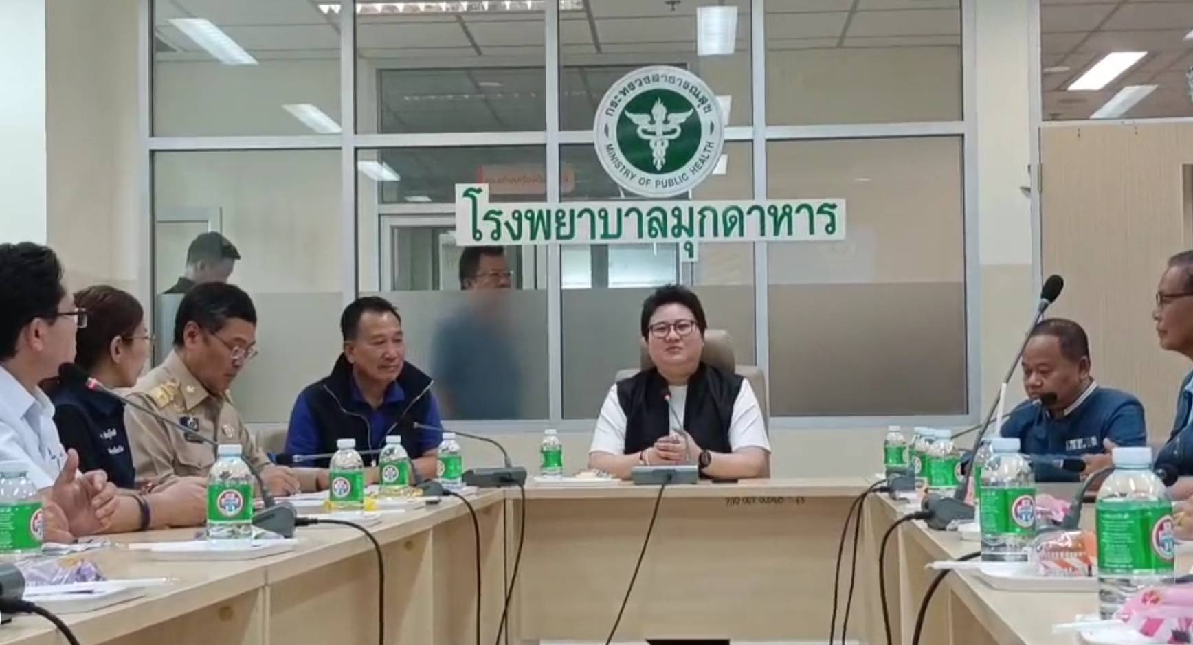 รมช.ดีอี เยี่ยมให้กำลังใจผู้บาดเจ็บเหตุรถกระบะชนคณะพระธุดงค์ ติดตามการช่วยเหลือที่โรงพยาบาลมุกดาหาร