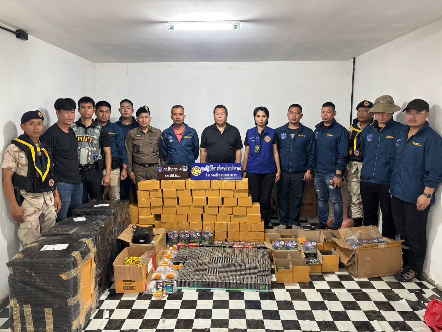 ปกครองเมืองมุกดาหาร ร่วมกับสืบภาค 4 และหน่วยความมมั่นคงในพื้นที่จังหวัดมุกดาหารบุกโกดังยึดไฟแช็กกว่า 1 หมื่นชิ้น ขายผ่าน TikTok