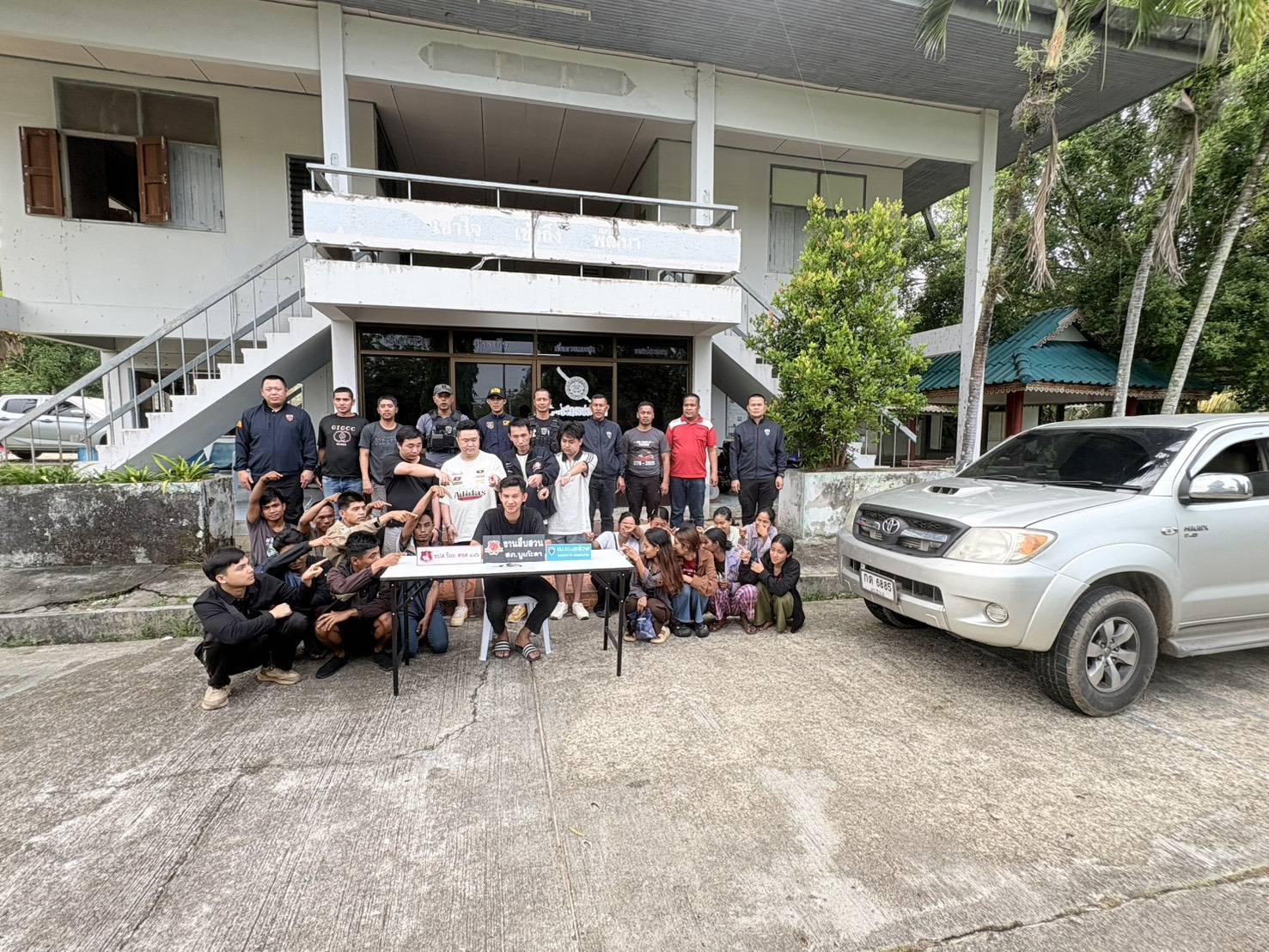 ตม.นราฯเปิดแผนยุทธการเอกซเรย์พื้นที่แนวชายแดน ร่วมหน่วยความมั่นคงจับกุมแรงงานต่างด้าว 21คนพร้อมคนไทย 1 คนให้การช่วยเหลือคาบ้านเช่า